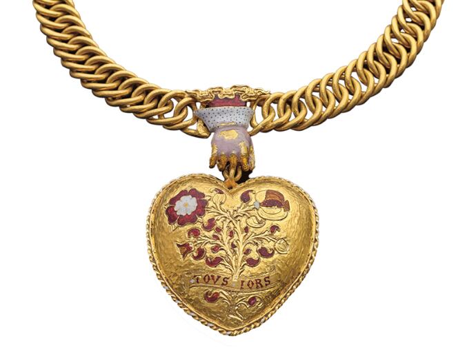 Amateur Treasure Hunter to Become Millionaire After Finding 500-Year-Old Royal Pendant