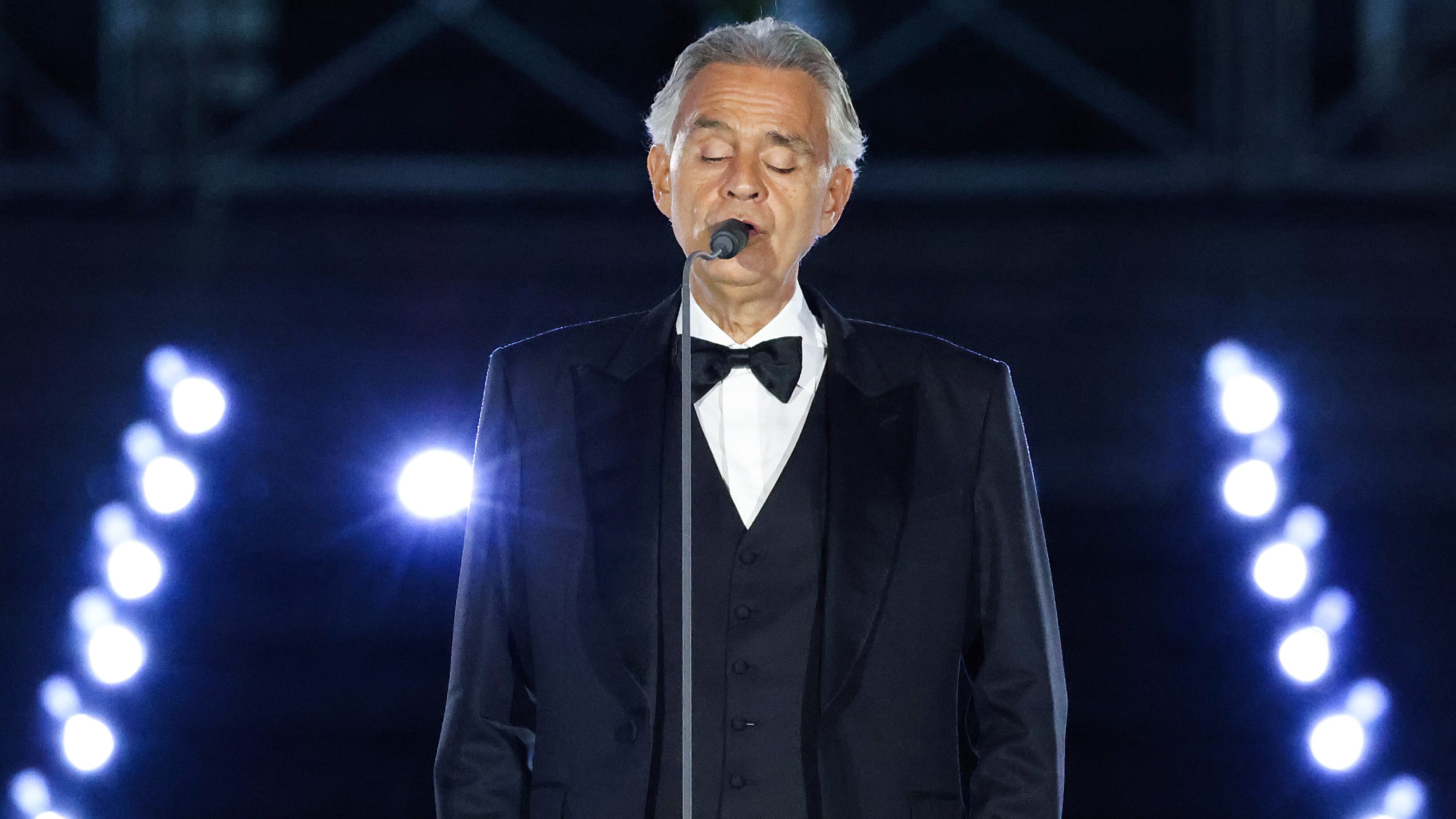 Iconic Tenor Awkwardly Serenades Trump in the Oval Office