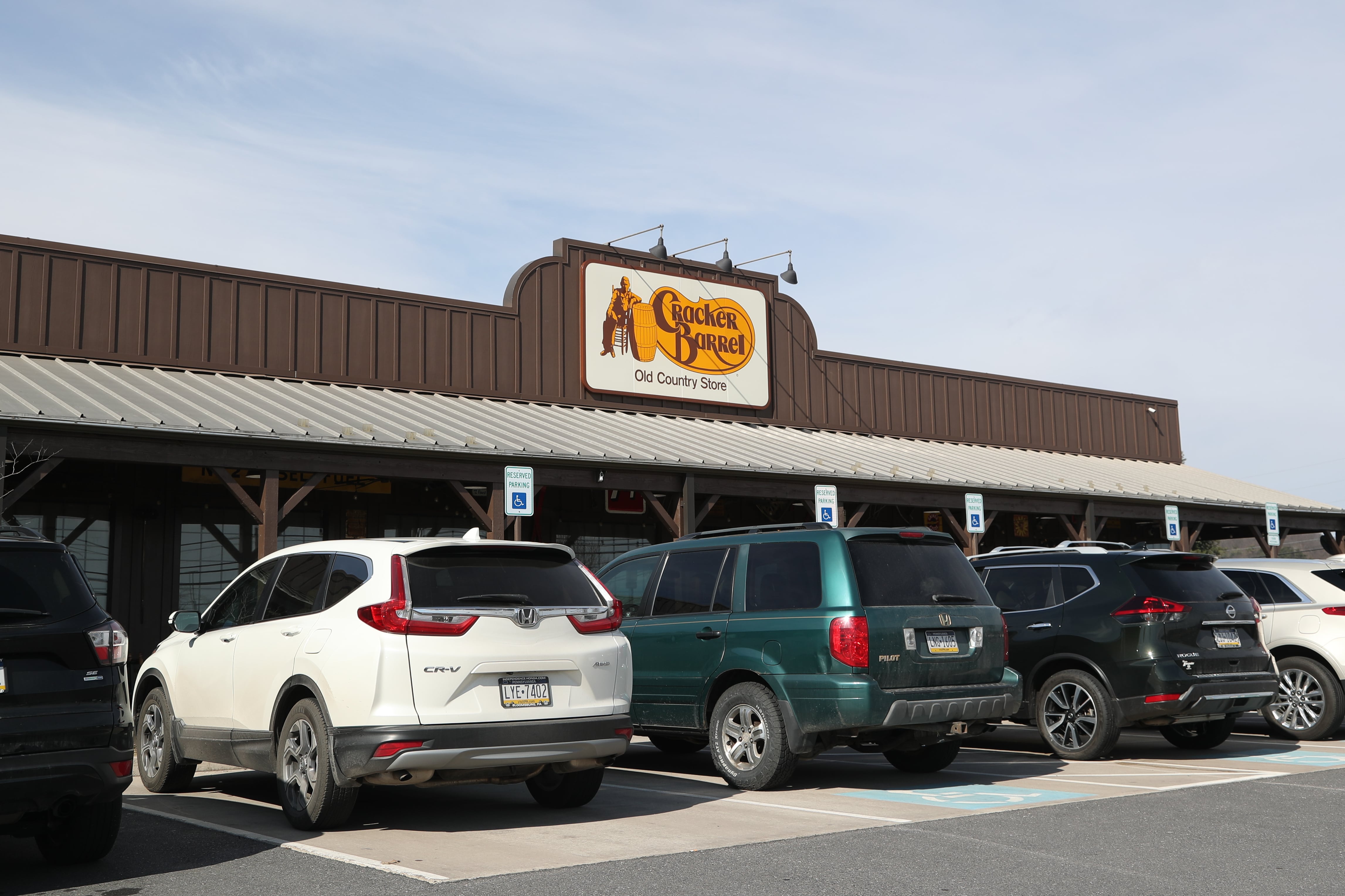 BLOOMSBURG, PENNSYLVANIA, UNITED STATES - 2023/02/19: Cars are seen parked at a Cracker Barrel Old Country Store restaurant in Bloomsburg. (Photo by Paul Weaver/SOPA Images/LightRocket via Getty Images) / SOPA Images / SOPA Images/LightRocket via Gett