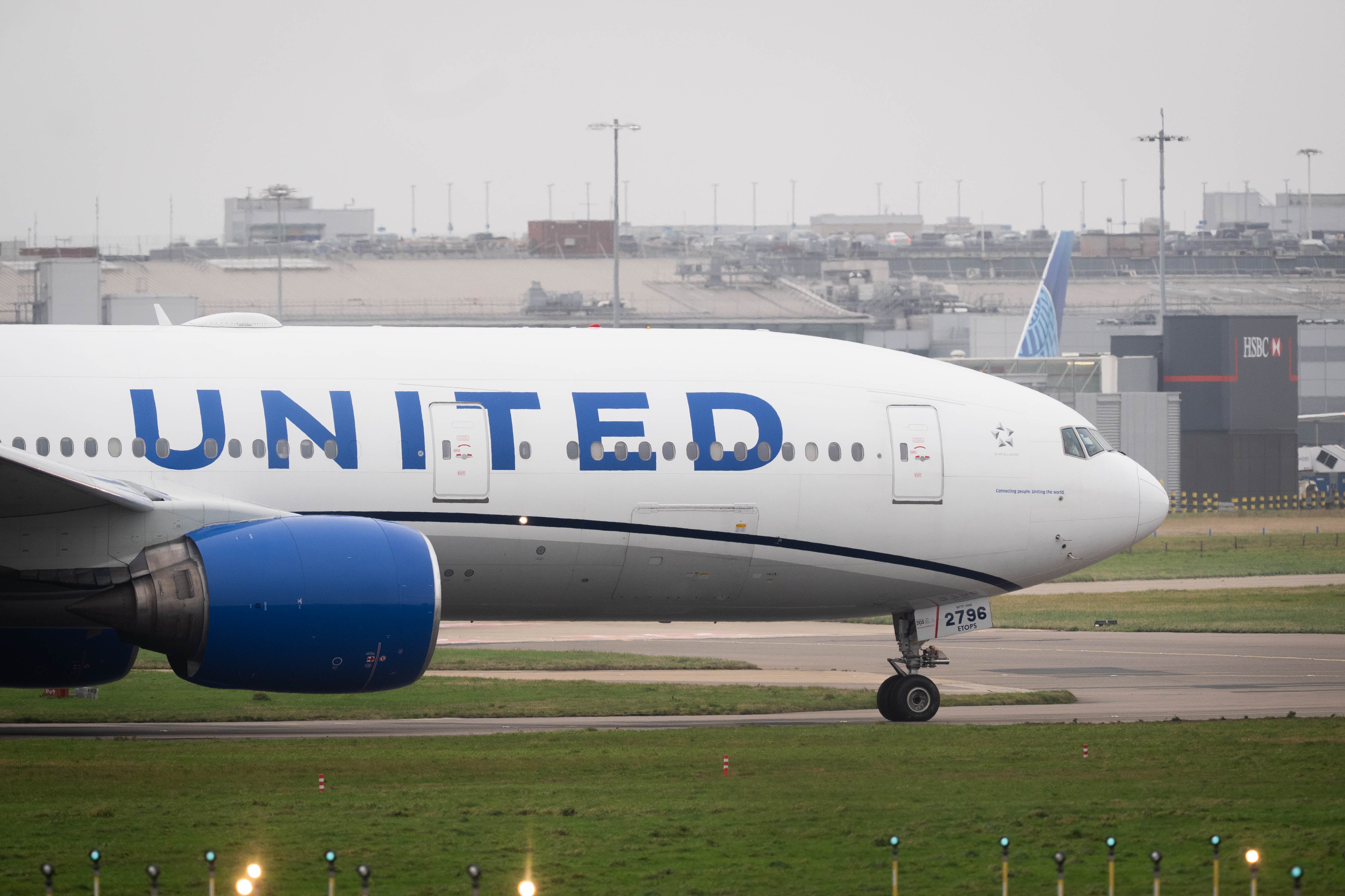 United Flight Forced to Turn Back After Business Class Passenger Drops Laptop